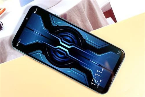 Xiaomi Black Shark 2 Pro dùng tấm nền màn hình AMOLED 6,39 inch với độ phân giải Full HD Plus (2.340x1.080 pixel), mật độ điểm ảnh 403 ppi. Màn hình này được chia theo tỷ lệ 19,5:9, tích hợp dải màu DCI - P3, độ sáng tối đa 430 nit, tần số quét 240 Hz. 