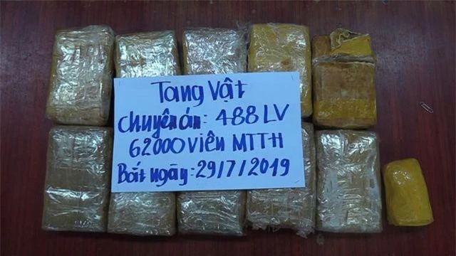 Ba đối tượng cùng tang vật. Ảnh: Biên phòng Hà Tĩnh cung cấp