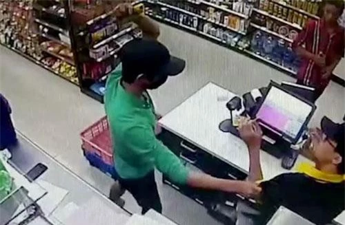 Camera ghi lại cảnh nhóm cướp tấn công một nhân viên cửa hàng tiện ích.