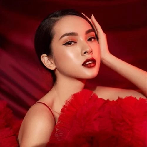 Soobin Hoàng Sơn ra mắt MV Nếu ngày ấy và nhanh chóng nhận được sự quan tâm của khán giả. Nữ chính trong MV do diễn viên trẻ Quỳnh Lương đảm nhận.