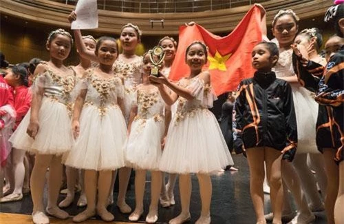 Đoàn ballet nhí Việt Nam tự hào nâng cao cúp vô địch đấu trường châu lục