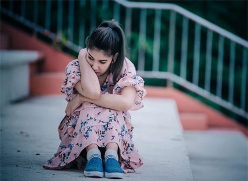 Nhìn chị dâu đưa tiền cho một người đàn ông lạ mặt, tôi vội về kể tội với anh trai để bây giờ ôm hận cả đời