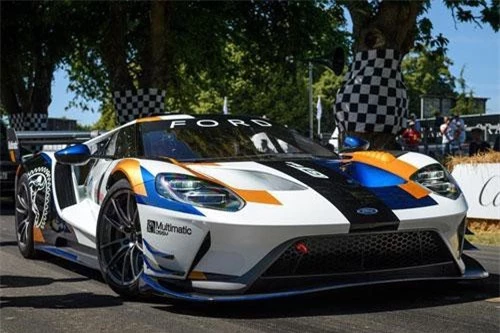 1. Ford GT MKII: Sự kiện Goodwood Festival Of Speed năm nay có sự xuất hiện của mẫu xe hàng hiếm Ford GT MKII, có tổng cộng 45 chiếc Ford GT MKII được sản xuất trên toàn thế giới. Phiên bản giới hạn này có lực nén xuống đường gấp 4 lần so với Ford GT phiên bản phổ thông. Xe sử dụng động cơ EcoBoost 3.5L có công suất 700 mã lực. Giá củasiêu xe này là 1,2 triệu USD.