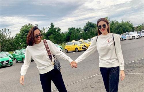 Miệng nói chỉ là bạn thân nhưng Kỳ Duyên - Minh Triệu lại tiếp tục mặc đồ đôi, nắm tay nhau đi du lịch khiến thiên hạ ghen tị thế này