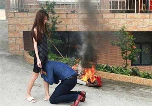 Sau phút cuồng nhiệt bên tình cũ, chồng hí hửng ra về thì hoảng hồn với đám lửa cháy trong góc nhà, biết nguyên nhân anh mới thật sự kinh hãi