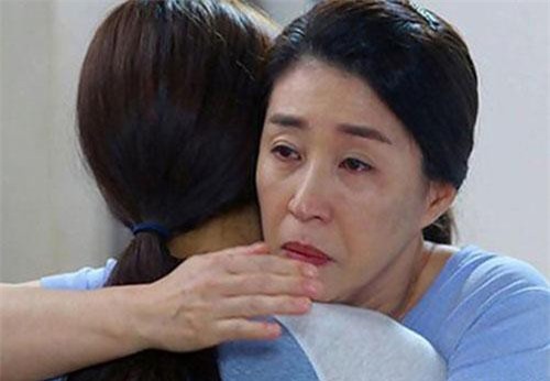 Con trai ngoại tình, mẹ chồng huy động cả họ đi “dằn mặt“