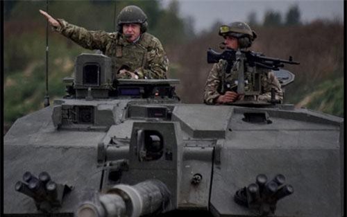 Ngỡ ngàng tân Thủ tướng Anh ngồi siêu xe tăng ở Estonia