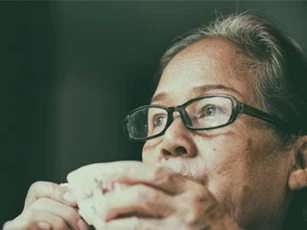 Vừa về thăm mẹ, con gái tôi đã la hét nói nhà sặc mùi xú uế rồi đùng đùng sang nhà hàng xóm lôi kéo chị dâu về