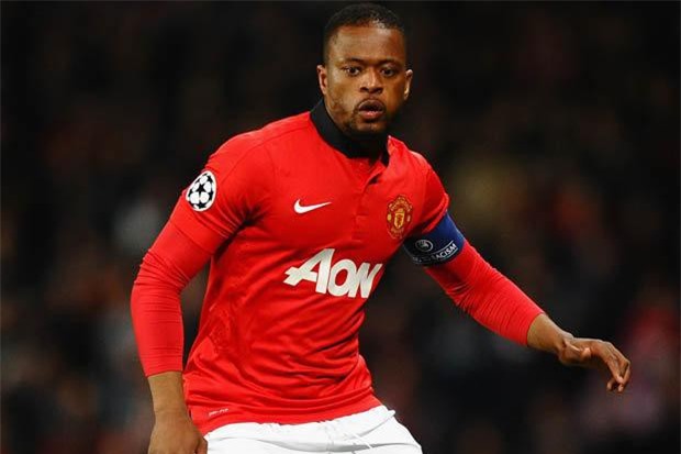 Patrice Evra từng... nhét thịt gà vào giày để đá bóng không bị đau chân