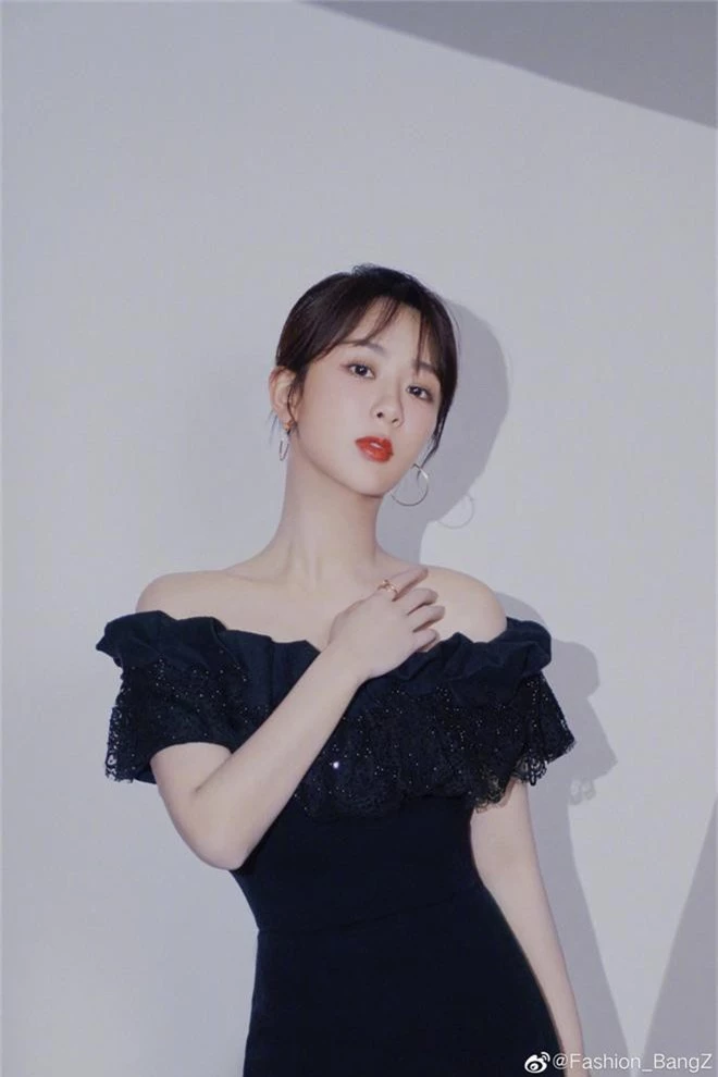 Chưa bao giờ thấy Dương Tử quyến rũ nhường này: Vai trần khoe xương quai xanh, chiếc cổ thiên nga cùng làn da mịn màng - Ảnh 10. Chưa bao giờ thấy Dương Tử quyến rũ nhường này: Vai trần khoe xương quai xanh, chiếc cổ thiên nga cùng làn da mịn màng - Ảnh 10.
