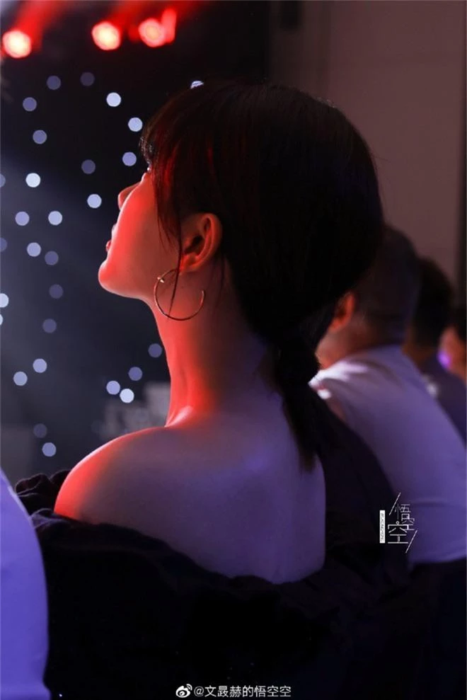Chưa bao giờ thấy Dương Tử quyến rũ nhường này: Vai trần khoe xương quai xanh, chiếc cổ thiên nga cùng làn da mịn màng - Ảnh 11. Chưa bao giờ thấy Dương Tử quyến rũ nhường này: Vai trần khoe xương quai xanh, chiếc cổ thiên nga cùng làn da mịn màng - Ảnh 11.
