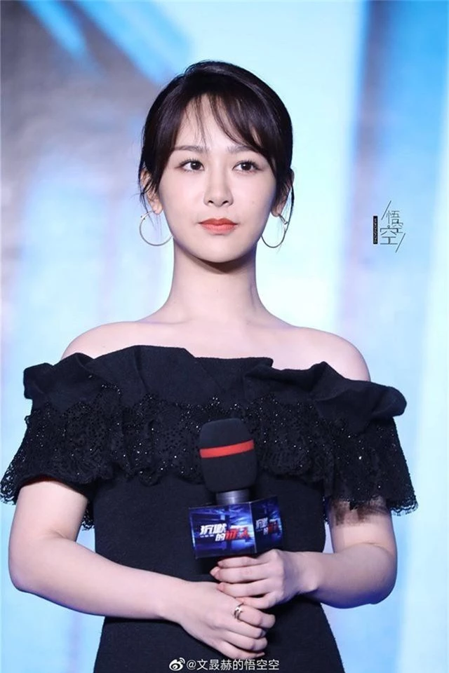 Chưa bao giờ thấy Dương Tử quyến rũ nhường này: Vai trần khoe xương quai xanh, chiếc cổ thiên nga cùng làn da mịn màng - Ảnh 2. Chưa bao giờ thấy Dương Tử quyến rũ nhường này: Vai trần khoe xương quai xanh, chiếc cổ thiên nga cùng làn da mịn màng - Ảnh 2.