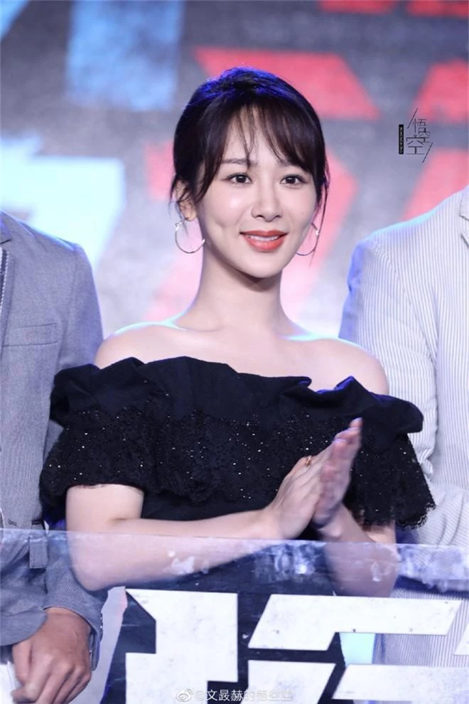 Chưa bao giờ thấy Dương Tử quyến rũ nhường này: Vai trần khoe xương quai xanh, chiếc cổ thiên nga cùng làn da mịn màng - Ảnh 5. Chưa bao giờ thấy Dương Tử quyến rũ nhường này: Vai trần khoe xương quai xanh, chiếc cổ thiên nga cùng làn da mịn màng - Ảnh 5.