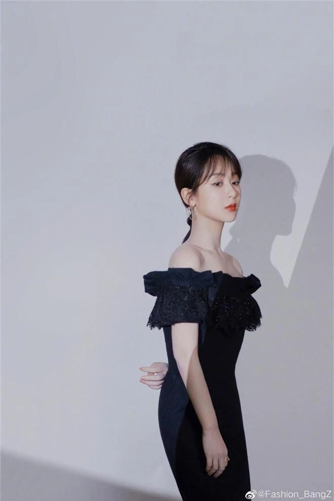 Chưa bao giờ thấy Dương Tử quyến rũ nhường này: Vai trần khoe xương quai xanh, chiếc cổ thiên nga cùng làn da mịn màng - Ảnh 7. Chưa bao giờ thấy Dương Tử quyến rũ nhường này: Vai trần khoe xương quai xanh, chiếc cổ thiên nga cùng làn da mịn màng - Ảnh 7.