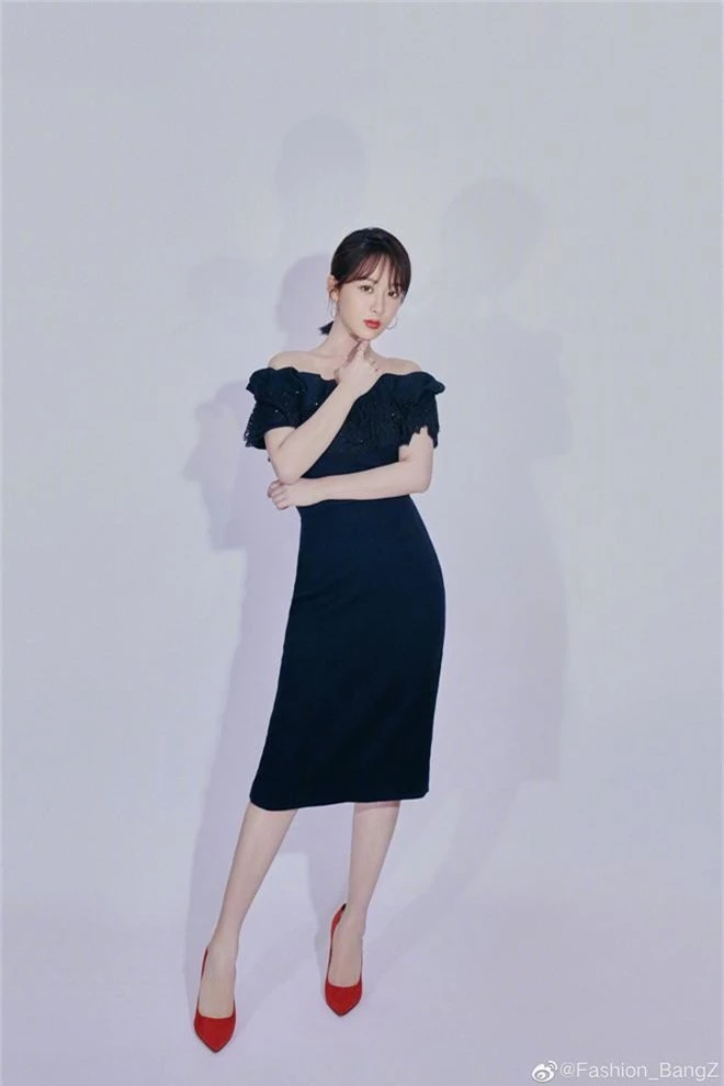 Chưa bao giờ thấy Dương Tử quyến rũ nhường này: Vai trần khoe xương quai xanh, chiếc cổ thiên nga cùng làn da mịn màng - Ảnh 8. Chưa bao giờ thấy Dương Tử quyến rũ nhường này: Vai trần khoe xương quai xanh, chiếc cổ thiên nga cùng làn da mịn màng - Ảnh 8.