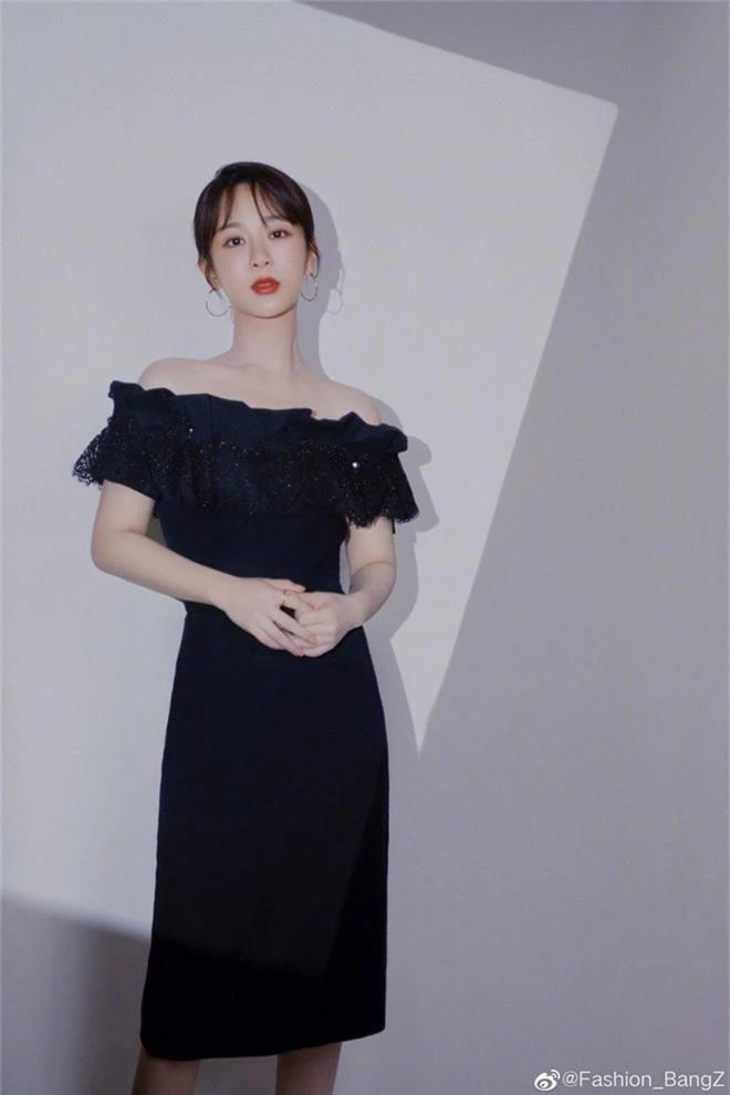 Chưa bao giờ thấy Dương Tử quyến rũ nhường này: Vai trần khoe xương quai xanh, chiếc cổ thiên nga cùng làn da mịn màng - Ảnh 9. Chưa bao giờ thấy Dương Tử quyến rũ nhường này: Vai trần khoe xương quai xanh, chiếc cổ thiên nga cùng làn da mịn màng - Ảnh 9.