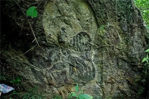 Giải mã bí mật về hòn đá khắc thơ giữa rừng Cao Bằng