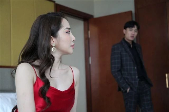 Quỳnh Nga tiết lộ suýt ngã dập mặt vì hôn Quốc Trường trong “Về nhà đi con” - 14 Quỳnh Nga tiết lộ suýt ngã dập mặt vì hôn Quốc Trường trong “Về nhà đi con” - 14