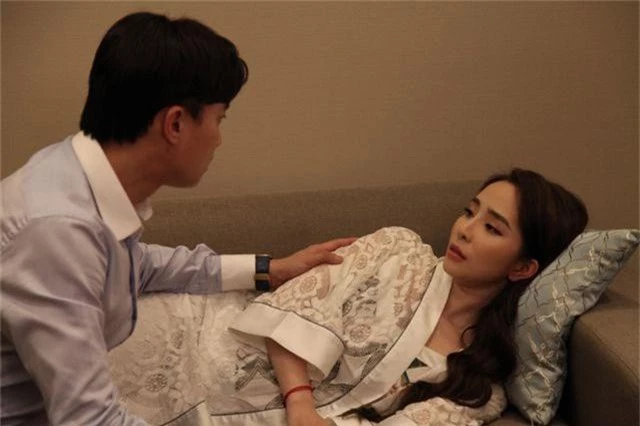 Quỳnh Nga tiết lộ suýt ngã dập mặt vì hôn Quốc Trường trong “Về nhà đi con” - 4 Quỳnh Nga tiết lộ suýt ngã dập mặt vì hôn Quốc Trường trong “Về nhà đi con” - 4
