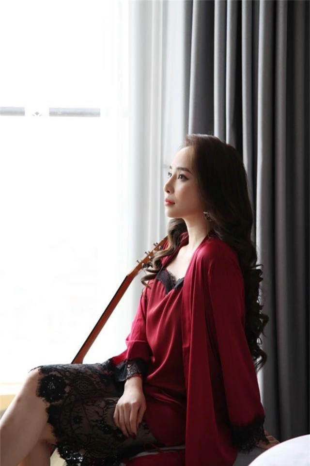 Quỳnh Nga tiết lộ suýt ngã dập mặt vì hôn Quốc Trường trong “Về nhà đi con” - 5 Quỳnh Nga tiết lộ suýt ngã dập mặt vì hôn Quốc Trường trong “Về nhà đi con” - 5
