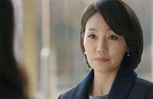 Thấy con trai lau nhà còn con dâu nằm ăn hoa quả, mẹ chồng hớn hở nói một câu nhưng lại khiến nàng dâu “toát mồ hôi”