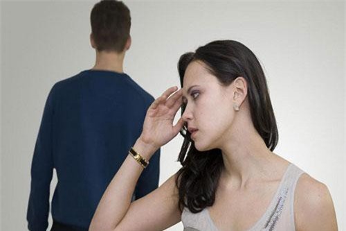 Bồ gọi video để trêu tức, vợ âm thầm nhét thứ này trong túi quần và cái kết