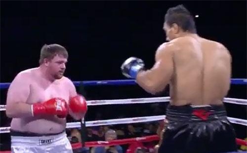 Võ sĩ người Mỹ bị đối thủ người Trung Quốc đấm gãy cổ