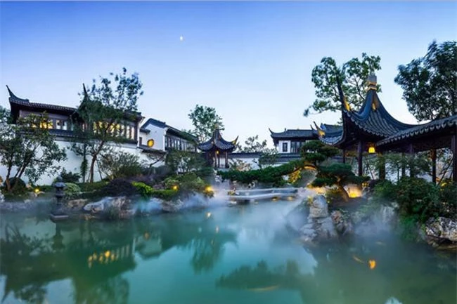 Tuy nằm ở ngay trung tâm thành phố Tô Châu, Trung Quốc nhưng căn nhà này lại biệt lập với thế giới bên ngoài, bởi nó nằm tọa lạc trên một hòn đảo nhỏ chính giữa hai hồ Kim Kê và Độc Thự.
