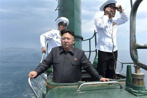 Nhà lãnh đạo Kim Jong-un hé lộ tàu ngầm tấn công "siêu to khổng lồ"
