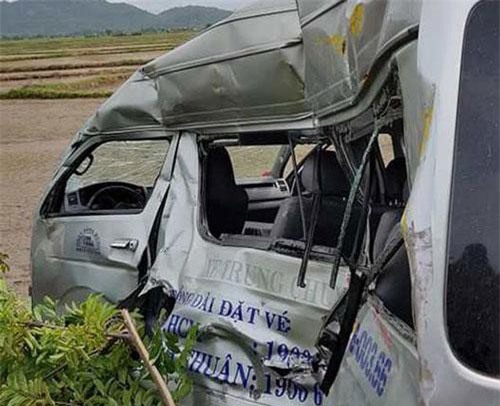 Bình Thuận: Tàu hỏa húc bay ô tô 16 chỗ, 3 người tử vong