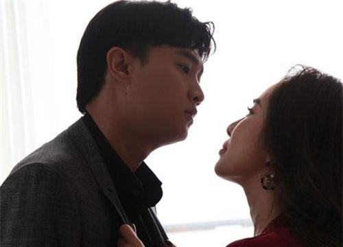 Quỳnh Nga tiết lộ suýt ngã dập mặt vì hôn Quốc Trường trong “Về nhà đi con”