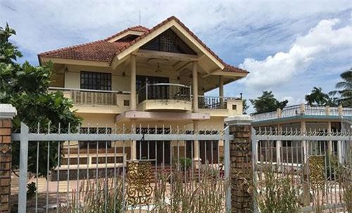 Ngôi mộ nằm giữa phòng khách trong căn biệt thự ở Bến Tre