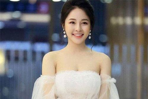 Sau Instagram, Trâm Anh tiếp tục mở lại Facebook, dân mạng hối hả vào động viên