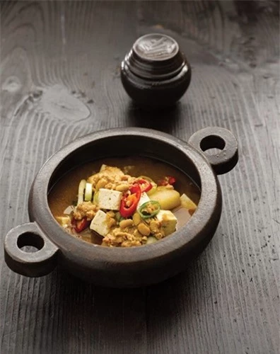 Canh Cheonggukjang là một trong những món ăn truyền thống của Hàn Quốc được làm từ đậu nành lên men. Ảnh: mytour.