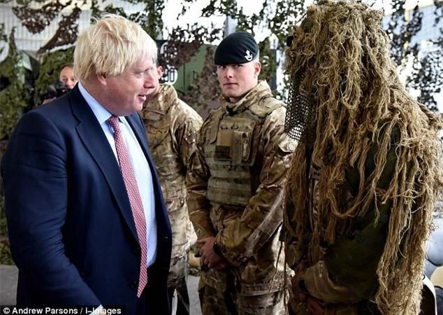 Trong chuyến thăm tới Estonia khi còn ở cương vị Bộ trưởng Ngoại giao Anh hồi năm 2017, ông Boris Johnson đã ghé thăm đơn vị Quân đội Anh đang đóng quân tại quốc gia này. Nguồn ảnh: Dailymail.