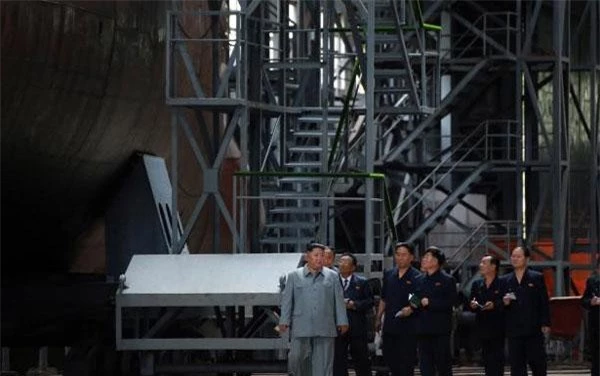Trong những hình ảnh mới nhất vừa được hãng thông tấn Triều Tiên KCNA đăng tải, lãnh đạo Triều Tiên ông Kim Jong-un đã có chuyến thăm thị sát tàu ngầm mới nhất của nước này - được cho là có khả năng triển khai vũ khí hạt nhân. Nguồn ảnh: BI.