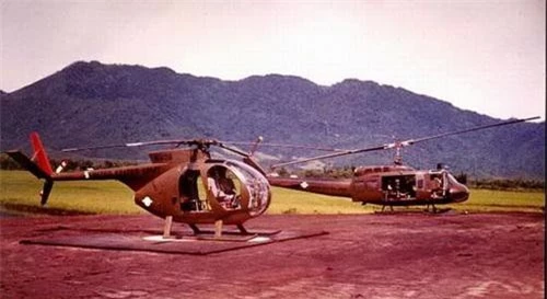Trực thăng trinh sát OH-6 và trực thăng đa dụng UH-1 của Mỹ trên chiến trường Việt Nam. Ảnh: War History Online.