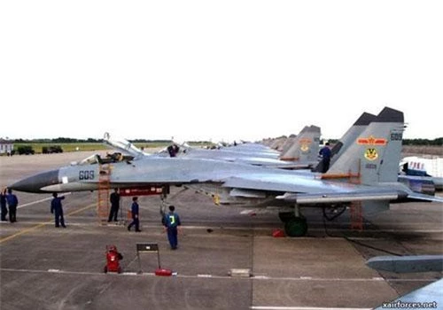 Trung Quốc là quốc gia đầu tiên nhập khẩu tiêm kích Su-35 từ Nga và hiện tại cũng là nước sở hữu số lượng chiến đấu cơ Su-35 nhiều thứ hai thế giới chỉ sau Nga. Nguồn ảnh: TheArchive.