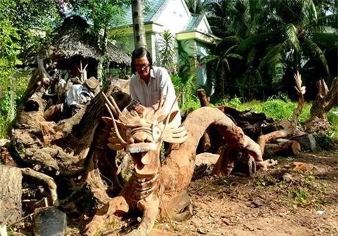 Ông Ba Bình An đang chế tác con Rồng Việt lớn nhất từ một thân gỗ không chắp nối