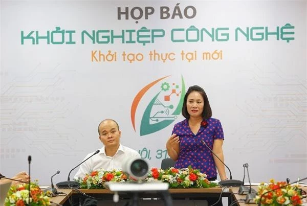 Bà Tạ Bích Loan phát biểu tại họp báo.