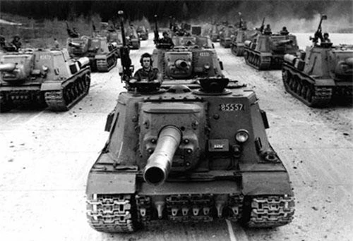 Được trang bị khẩu pháo 152,4mm, pháo tự hành ISU-152 có thể dễ dàng thổi bay tháp pháo, xé toạc vỏ giáp mọi loại xe tăng tốt nhất của phát xít Đức.