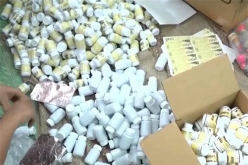 Cốm trẻ em giả được trà trộn bày bán tràn lan tại hiệu thuốc