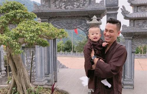 Hậu lùm xùm với vợ cũ, Việt Anh có hành động bất ngờ với con trai
