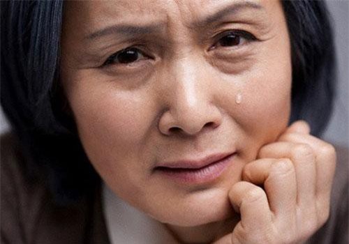 Nói mãi con trai không chịu nghe, tôi lén theo dõi con dâu và nắm chắc được đầy đủ chứng cớ, không ngờ vừa đưa ra, tôi liền thất kinh vì thái độ của con