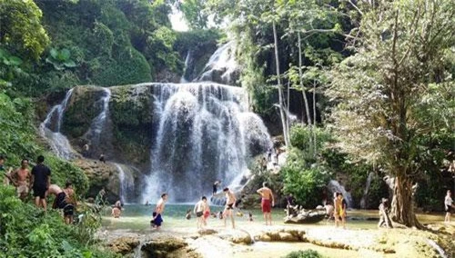 Thác Mu nằm ở xã Tự Do, huyện Lạc Sơn, tỉnh Hòa Bình. Từ lâu, thác nước này là một trong những thác có nước đẹp và cao bậc nhất ở Hòa Bình. Đây là điểm du lịch hoang sơ và hấp dẫn.