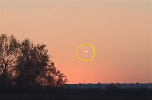 CLIP: UFO hình thù kỳ quái xuất hiện trên bầu trời Mỹ