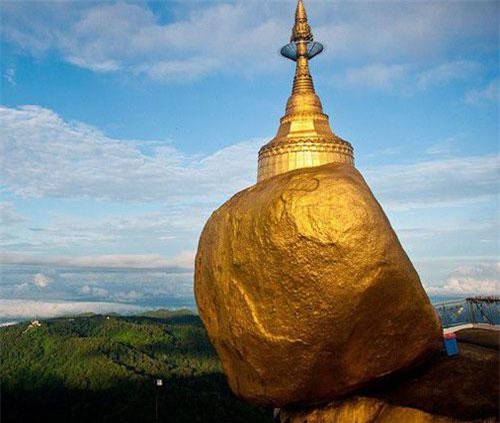 Kỳ lạ tảng đá dát vàng nằm chênh vênh trên núi nghìn năm