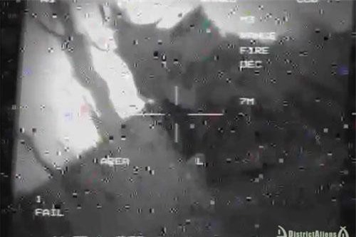 CLIP HOT (1/8): Máy bay quân sự Mỹ ‘tan nát' vì đuổi theo UFO, quá trình lắp ráp tàu sân bay đắt đỏ nhất thế giới