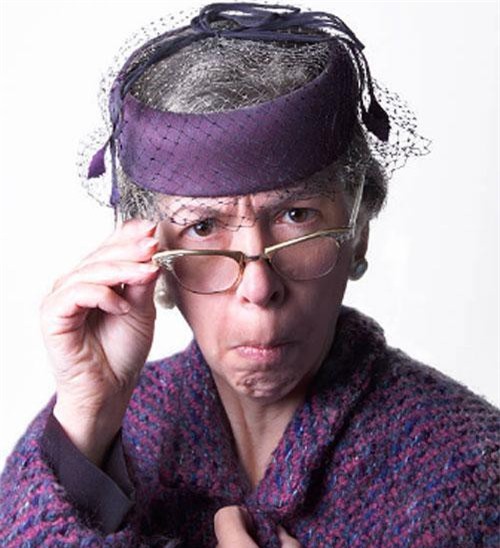 Mẹ chồng bảo con dâu "lúc nào cũng môi son má đỏ như ca-ve ấy"