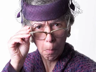 Mẹ chồng bảo con dâu "lúc nào cũng môi son má đỏ như ca-ve ấy"